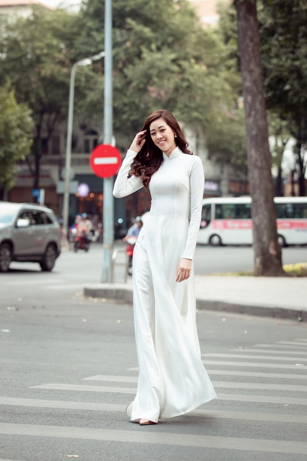 Hoa hậu Khánh Vân diện áo dài xuống phố đón xuân hoa hau khanh van dien ao dai xuong pho don xuan