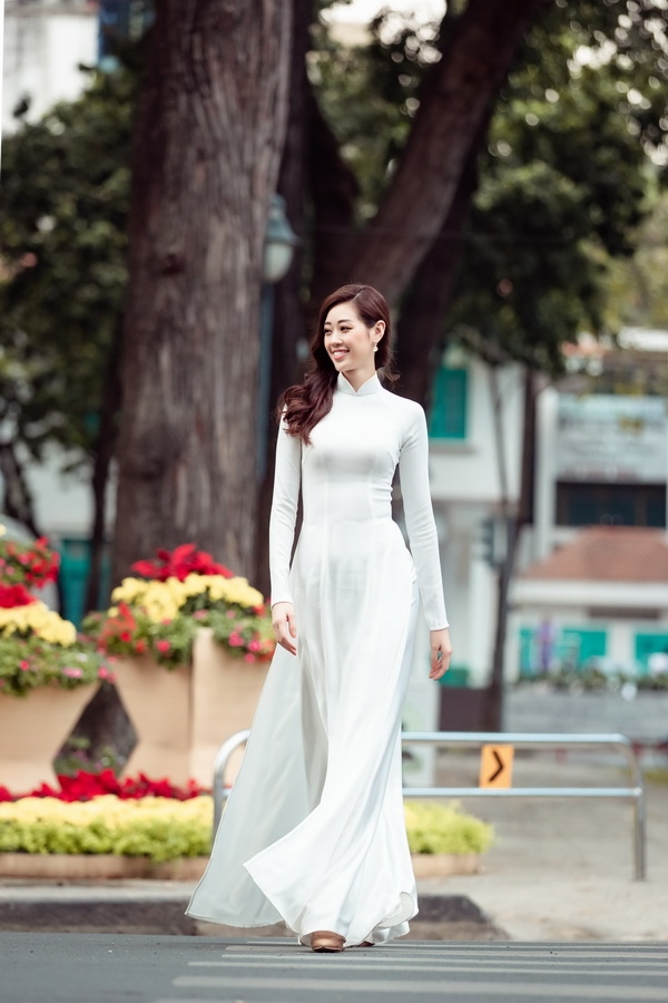 Hoa hậu Khánh Vân diện áo dài xuống phố đón xuân hoa hau khanh van dien ao dai xuong pho don xuan