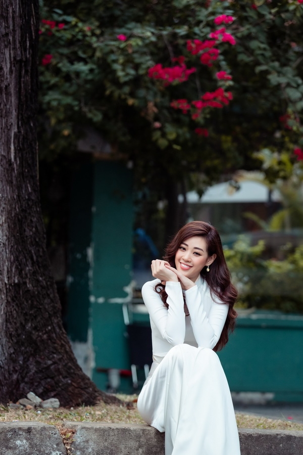 Hoa hậu Khánh Vân diện áo dài xuống phố đón xuân hoa hau khanh van dien ao dai xuong pho don xuan