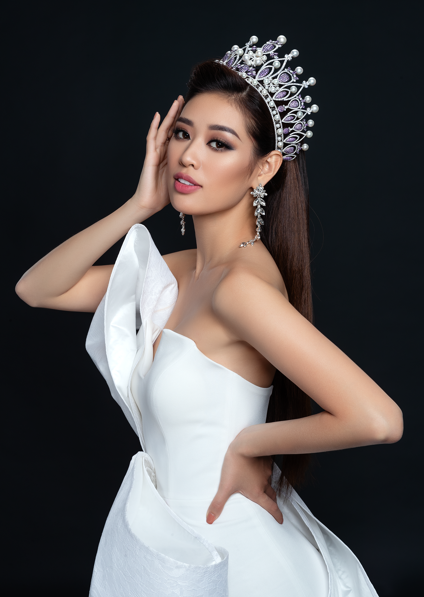 Hoa hậu Khánh Vân khoe vai trần gợi cảm hoa hau khanh van khoe vai tran goi cam
