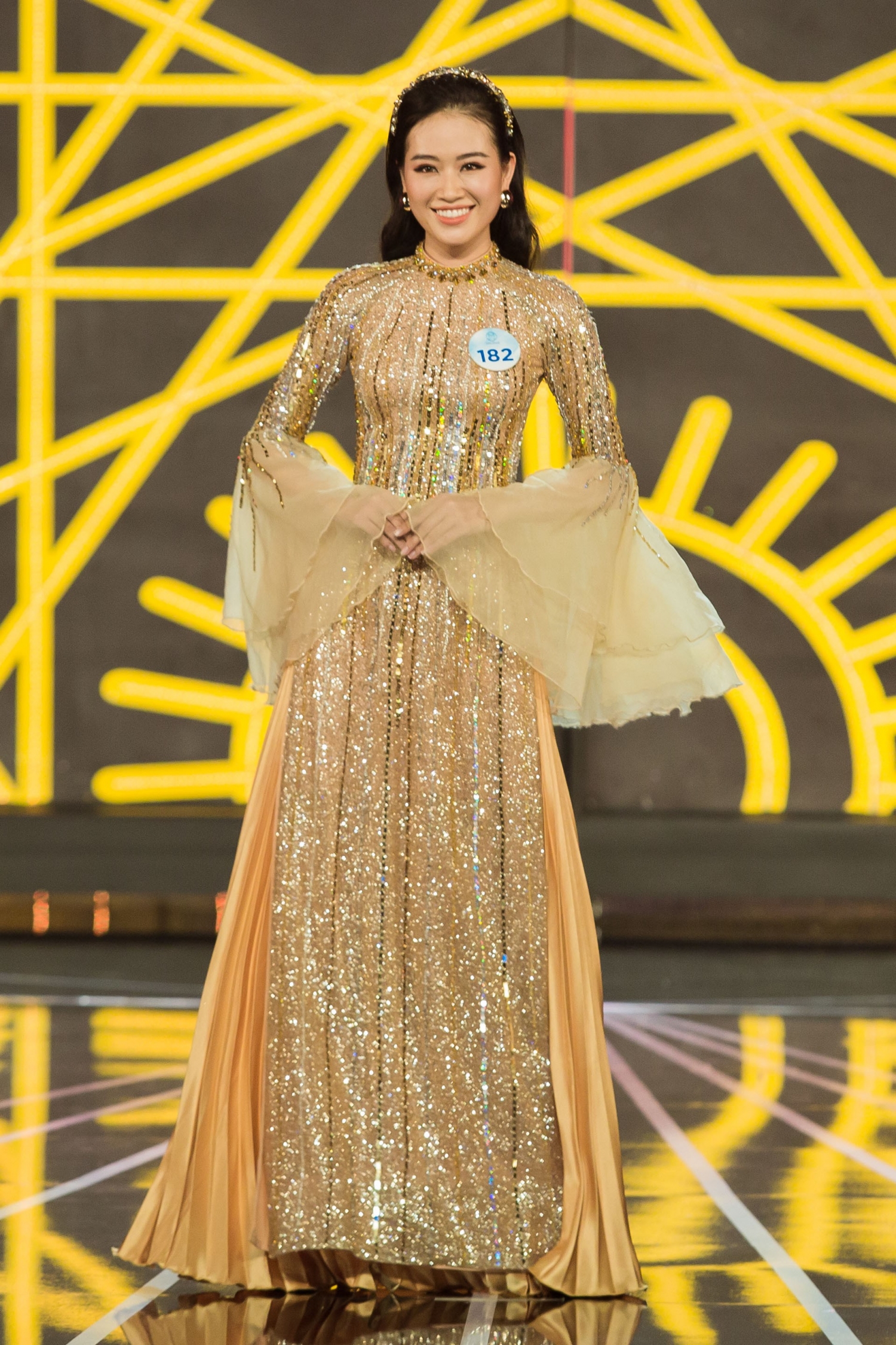 Lộ diện Top 20 người đẹp bước vào Chung kết Miss World Việt Nam lo dien top 20 nguoi dep buoc vao dem chung ket miss world viet nam