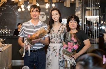 hoa hau do my linh cung me di dang ky hien tang