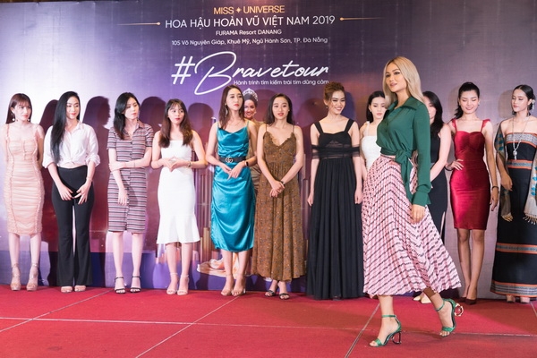 Hoa hậu H'Hen Niê xuất hiện nổi bật với mái tóc bạch kim hoa hau hhen nie xuat hien noi bat voi mai toc bach kim