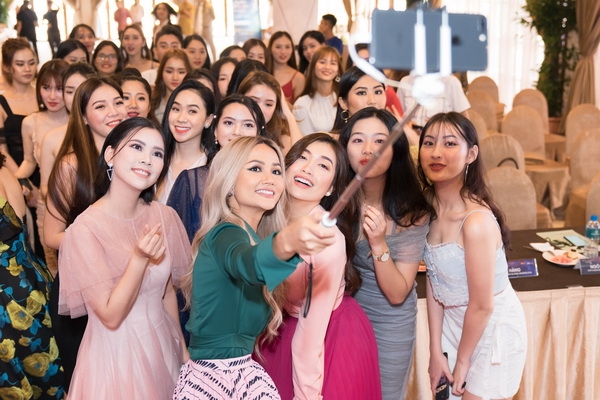 Hoa hậu H'Hen Niê xuất hiện nổi bật với mái tóc bạch kim hoa hau hhen nie xuat hien noi bat voi mai toc bach kim