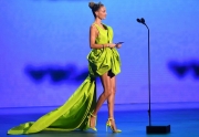 Nicole Richie diện váy NTK Công Trí trên thảm đỏ VMAs
