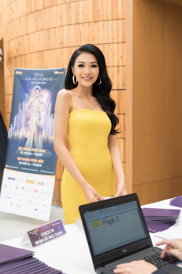 Thúy Vân, Nguyễn Thị Thành gây chú ý ở vòng sơ khảo Hoa hậu hoàn vũ Việt Nam thuy van nguyen thi thanh gay chu y o vong so khao hoa hau hoan vu viet nam