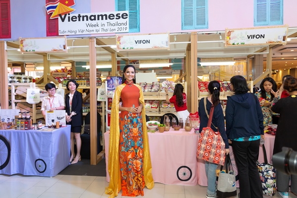Hoa hậu H'Hen Niê diện áo dài xuất hiện rạng rỡ tại Thái Lan hoa hau hhen nie dien ao dai xuat hien rang ro tai thai lan