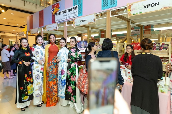 Hoa hậu H'Hen Niê diện áo dài xuất hiện rạng rỡ tại Thái Lan hoa hau hhen nie dien ao dai xuat hien rang ro tai thai lan