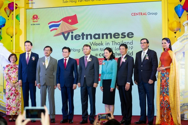 Hoa hậu H'Hen Niê diện áo dài xuất hiện rạng rỡ tại Thái Lan hoa hau hhen nie dien ao dai xuat hien rang ro tai thai lan