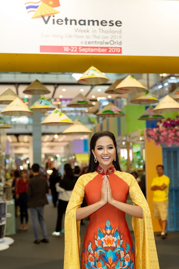 Hoa hậu H'Hen Niê diện áo dài xuất hiện rạng rỡ tại Thái Lan hoa hau hhen nie dien ao dai xuat hien rang ro tai thai lan