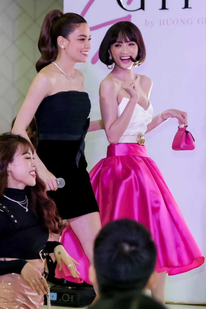 Hồ Ngọc Hà thể hiện tình cảm ngọt ngào với Kim Lý trước đám đông ho ngoc ha the hien tinh cam ngot ngao voi kim ly truoc dam dong