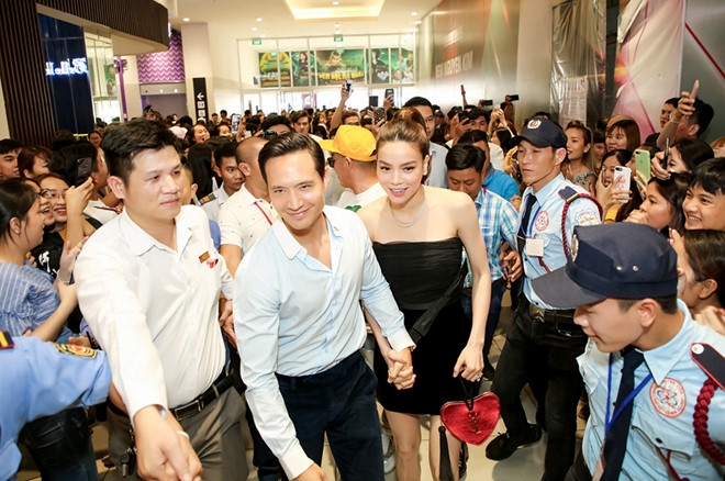 Hồ Ngọc Hà thể hiện tình cảm ngọt ngào với Kim Lý trước đám đông ho ngoc ha the hien tinh cam ngot ngao voi kim ly truoc dam dong