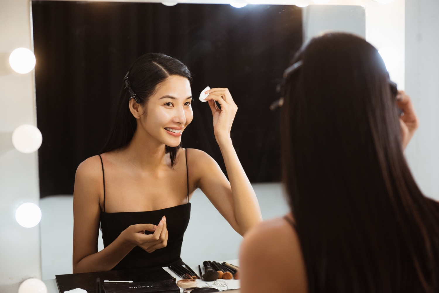 Hoàng Thuỳ gây ấn tượng khi 'lột xác' thành Beauty Queen hoang thuy gay an tuong khi tu trang diem lot xac thanh beauty queen
