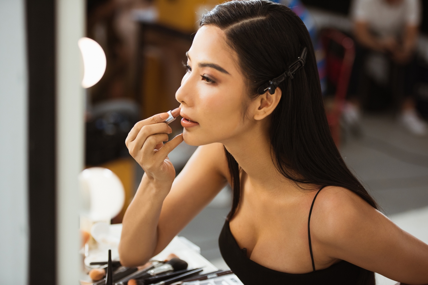 Hoàng Thuỳ gây ấn tượng khi 'lột xác' thành Beauty Queen hoang thuy gay an tuong khi tu trang diem lot xac thanh beauty queen