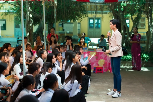 5248 Hoa Hau HHen Nie Dien gia tai Tra Vinh 1 resize Hoa hậu HHen Niê gây quỹ hơn 22.000 USD cho tổ chức Room To Read