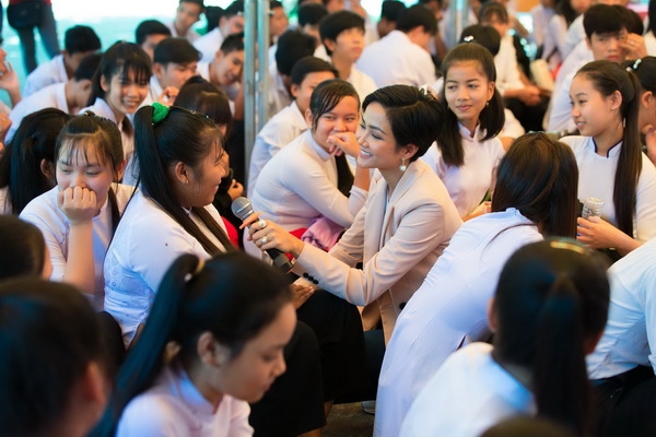 5248 Hoa Hau HHen Nie Dien gia tai Tra Vinh 6 resize Hoa hậu HHen Niê gây quỹ hơn 22.000 USD cho tổ chức Room To Read