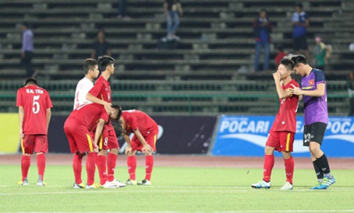 Từ Nhật, Tuấn Anh an ủi lứa cầu thủ U16 Việt Nam