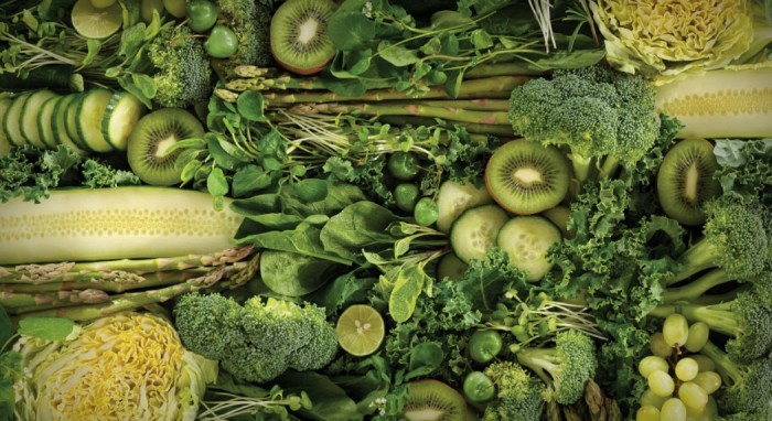 Màu xanh lá: Kiwi, bắp cải xanh, xà lách, cải xoắn, cải bắp, quả bơ… Những loại rau có màu xanh lá chứa rất nhiều luetin và zeaxanthin. Đây là hai loại caroteniod giúp bảo vệ thị lực và làm giảm nguy cơ đục thủy tinh thể, dễ dẫn đến mù lòa. Bắp cải xanh, cải xoắn và các loại rau thuộc họ cải còn chứa isothiocyanates, một thành phần chống ung thư.